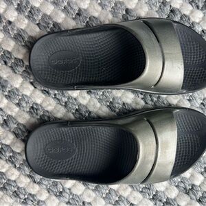OOFOS Gray and Black Comfort Slides